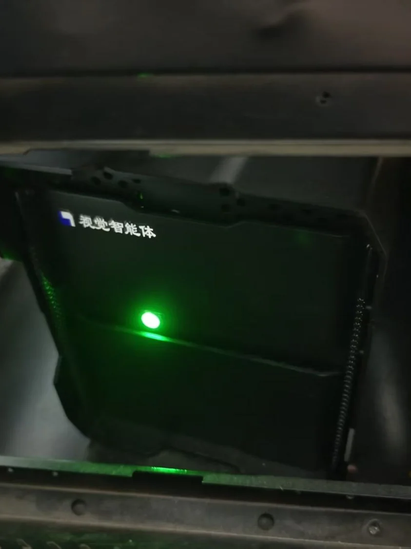 产线旁机柜内的视觉智能体，前面板绿灯亮起